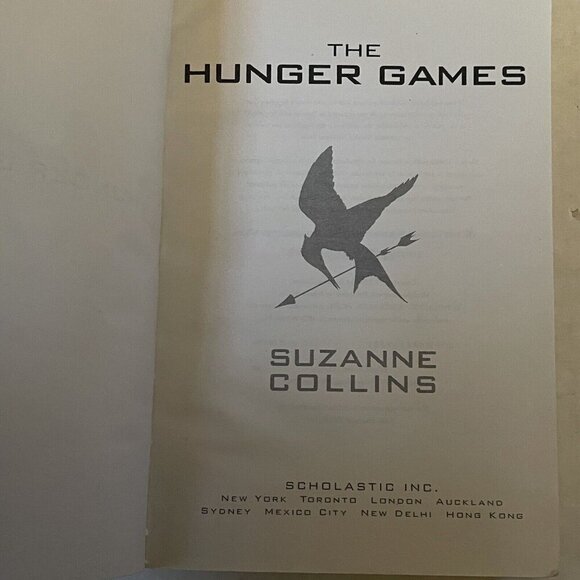 The Hunger Games Suzanne Collins 2008 Paperback Fiction Book - Picture 4 of 6